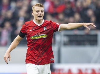 Der Freiburger Philipp Lienhart wirbt für die Corona-Impfung. Foto: Tom Weller/dpa