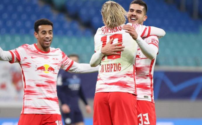Leipzigs André Silva (r) bejubelt sein Tor zum 2:0 mit Tyler Adams (l) und Emil Forsberg. Foto: Jan Woitas/dpa-Zentralbild/dpa