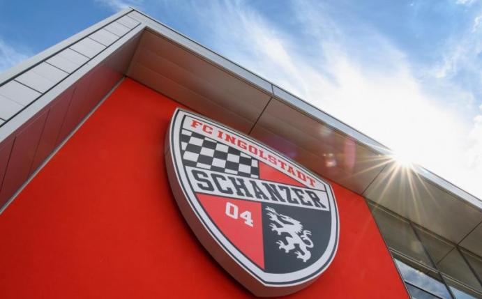 Das Logo vom FC Ingolstadt am Audi Sportpark in Ingolstadt. Foto: picture alliance / Matthias Balk/dpa