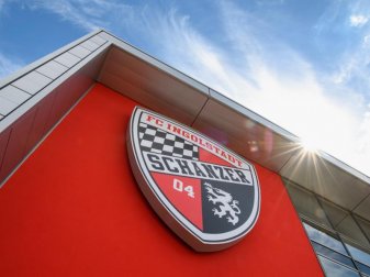 Das Logo vom FC Ingolstadt am Audi Sportpark in Ingolstadt. Foto: picture alliance / Matthias Balk/dpa Das Logo vom FC Ingolstadt am Audi Sportpark in Ingolstadt. Foto: picture alliance / Matthias Balk/dpa