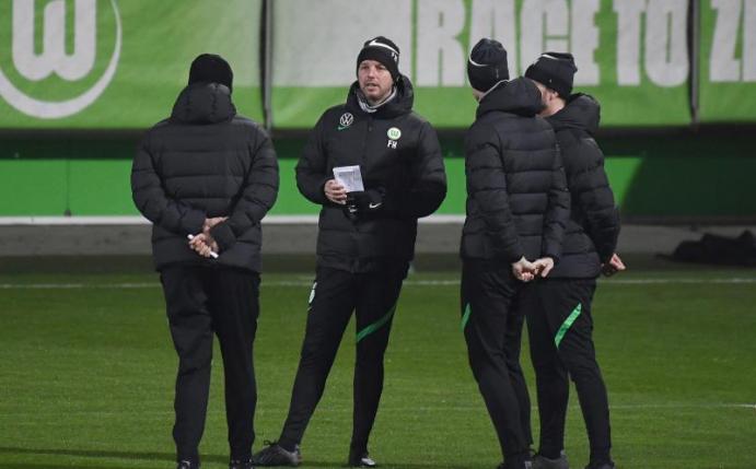 Hat für das Spiel gegen Lille fast die halbe Startelf ausgetauscht: VfL-Trainer Florian Kohfeldt (M) mit seinem Trainerstab. Foto: Swen Pförtner/dpa