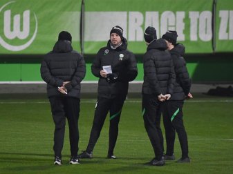 Hat für das Spiel gegen Lille fast die halbe Startelf ausgetauscht: VfL-Trainer Florian Kohfeldt (M) mit seinem Trainerstab. Foto: Swen Pförtner/dpa Hat für das Spiel gegen Lille fast die halbe Startelf ausgetauscht: VfL-Trainer Florian Kohfeldt (M) mit seinem Trainerstab. Foto: Swen Pförtner/dpa