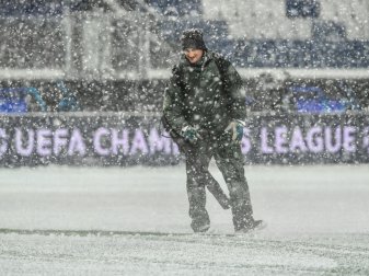 Starker Schneefall zwingt UEFA zur Spielverlegung Starker Schneefall zwingt UEFA zur Spielverlegung