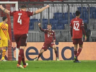 Bayerns Thomas Müller (2.v.r.) jubelt über sein Tor zum 1:0 gegen den FC Barcelona. Foto: Sven Hoppe/dpa