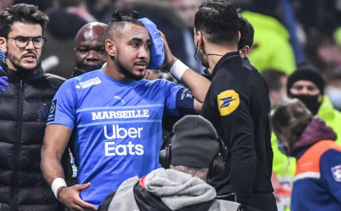 Eine Flasche traf Marseilles Dimitri Payet am Kopf