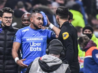Eine Flasche traf Marseilles Dimitri Payet am Kopf Eine Flasche traf Marseilles Dimitri Payet am Kopf