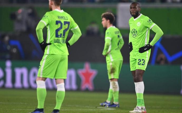 Der VfL hatte eine Heimniederlage gegen OSC Lille kassiert: Wolfsburgs Spieler lassen die Köpfe hängen. Foto: Swen Pförtner/dpa
