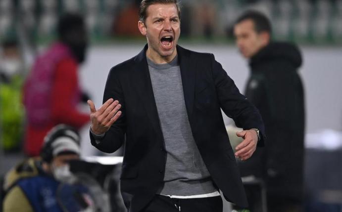 Wolfsburgs Trainer Florian Kohfeldt feuert seine Mannschaft an. Foto: Swen Pförtner/dpa