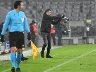 Barcelonas Trainer Xavi gibt am Spielfeldrand Anweisungen. Foto: Sven Hoppe/dpa