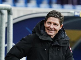 Beste Aussichten für das Spiel gegen Fenerbahce Istanbul: Frankfurts Trainer Oliver Glasner ist guter Dinge. Foto: Uwe Anspach/dpa Beste Aussichten für das Spiel gegen Fenerbahce Istanbul: Frankfurts Trainer Oliver Glasner ist guter Dinge. Foto: Uwe Anspach/dpa
