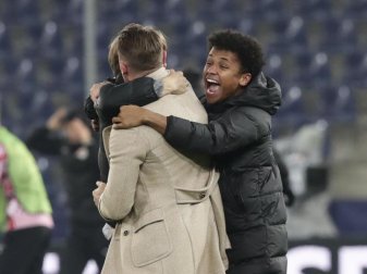 Der Salzburger Karim Adeyemi (r) feiert mit Trainer Matthias Jaissle den Einzug ins Achtelfinale. Foto: Lisa Leutner/AP/dpa Der Salzburger Karim Adeyemi (r) feiert mit Trainer Matthias Jaissle den Einzug ins Achtelfinale. Foto: Lisa Leutner/AP/dpa