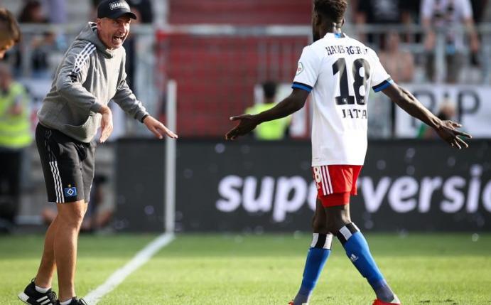 HSV-Trainer Tim Walter (l) stellt sich klar hinter Bakery Jatta. Foto: Christian Charisius/dpa