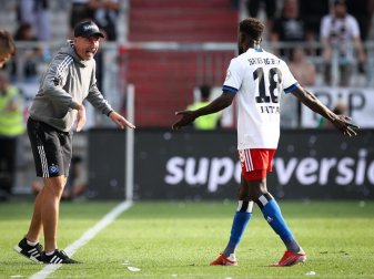 HSV-Trainer Tim Walter (l) stellt sich klar hinter Bakery Jatta. Foto: Christian Charisius/dpa HSV-Trainer Tim Walter (l) stellt sich klar hinter Bakery Jatta. Foto: Christian Charisius/dpa