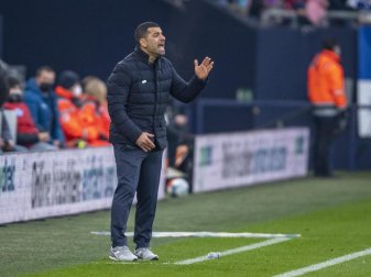 Der FC Schalke 04 muss weiter auf Trainer Dimitrios Grammozis verzichten. Foto: David Inderlied/dpa