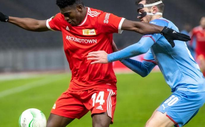 Unions Taiwo Awoniyi (l) schirmt den Ball gegen Taras Kacharaba von Slavia Prag ab. Foto: Andreas Gora/dpa