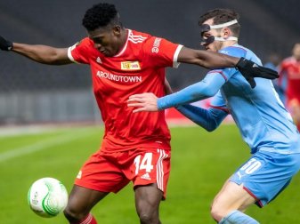Unions Taiwo Awoniyi (l) schirmt den Ball gegen Taras Kacharaba von Slavia Prag ab. Foto: Andreas Gora/dpa Unions Taiwo Awoniyi (l) schirmt den Ball gegen Taras Kacharaba von Slavia Prag ab. Foto: Andreas Gora/dpa
