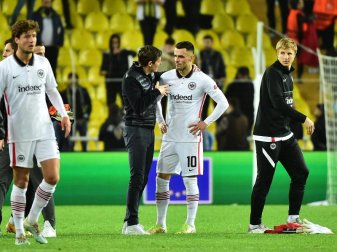Frankfurts Trainer Oliver Glasner und Filip Kostic unterhalten sich nach dem Spiel. Foto: Mustafa Alkac/dpa Frankfurts Trainer Oliver Glasner und Filip Kostic unterhalten sich nach dem Spiel. Foto: Mustafa Alkac/dpa