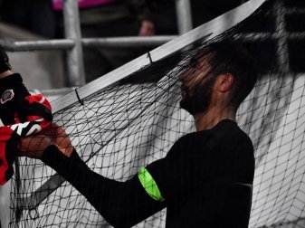 Leverkusens Jonathan Tah präsentiert einem Fan sein Trikot nach der Partie. Foto: Marton Monus/dpa Leverkusens Jonathan Tah präsentiert einem Fan sein Trikot nach der Partie. Foto: Marton Monus/dpa