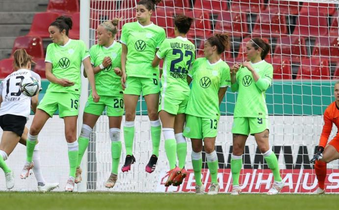 Hanshaw verlängert bis 2024 bei Eintracht Frankfurt