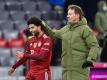 Bayern-Trainer Julian Nagelsmann (r) kann wieder auf Serge Gnabry setzen. Foto: Peter Kneffel/dpa