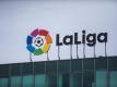 Das Logo von der spanischen Fußball-Liga, La Liga, ist über dem Hauptsitz zu sehen. Foto: Joaquin Corchero/Europa Press/dpa/Archivbild