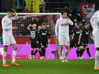 Der FC Augsburg hat mit dem 2:0-Erfolg beim 1. FC Köln den vierten Saisonsieg errungen. Foto: Federico Gambarini/dpa Der FC Augsburg hat mit dem 2:0-Erfolg beim 1. FC Köln den vierten Saisonsieg errungen. Foto: Federico Gambarini/dpa