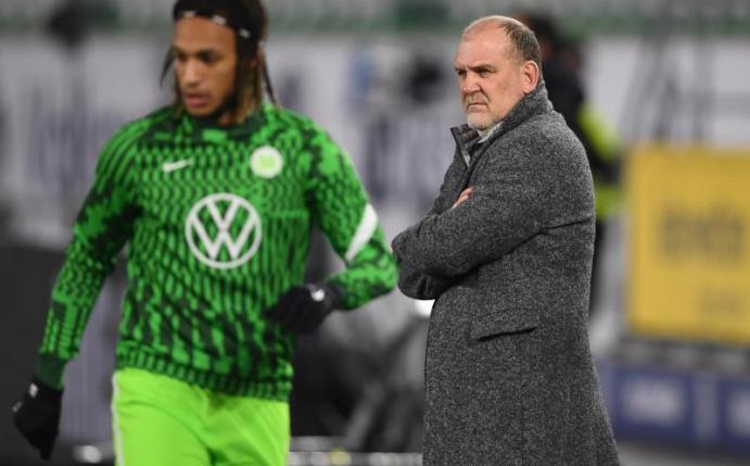 Jörg Schmadtke steht bei einigen Wolfsburger Fans in der Kritik. Foto: Swen Pförtner/dpa