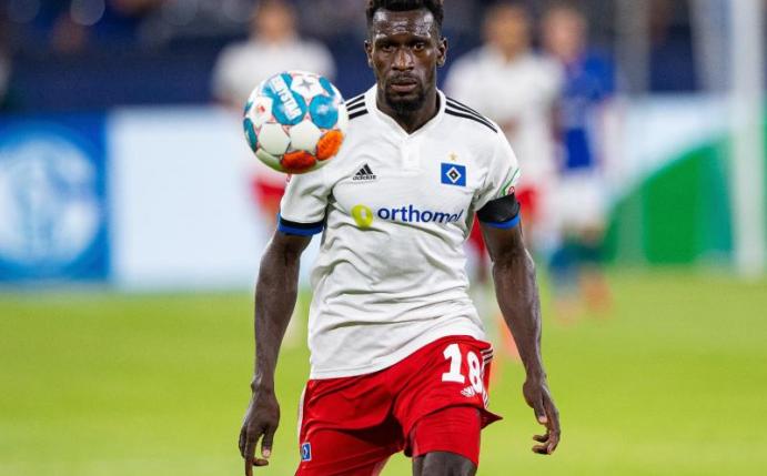 Erhält Rückhalt im Verein und von den Anhängern: HSV-Spieler Bakery Jatta. Foto: Guido Kirchner/dpa/Archivbild