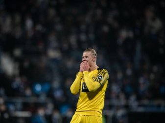 Auch BVB-Starstürmer Erling Haaland war nach den vielen vergebenen Chancen bedient. Foto: Fabian Strauch/dpa
