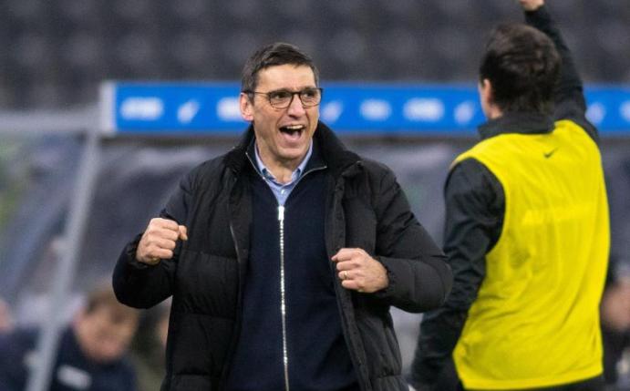 Der Stil des neuen Trainers kommt bei den Hertha-Profis gut an: Tayfun Korkut (l) freut sich über einen Treffer. Foto: Andreas Gora/dpa