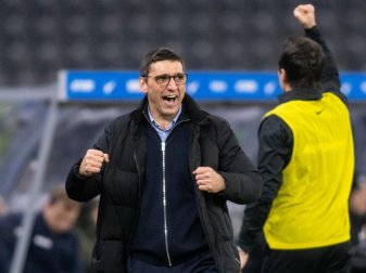 Der Stil des neuen Trainers kommt bei den Hertha-Profis gut an: Tayfun Korkut (l) freut sich über einen Treffer. Foto: Andreas Gora/dpa Der Stil des neuen Trainers kommt bei den Hertha-Profis gut an: Tayfun Korkut (l) freut sich über einen Treffer. Foto: Andreas Gora/dpa