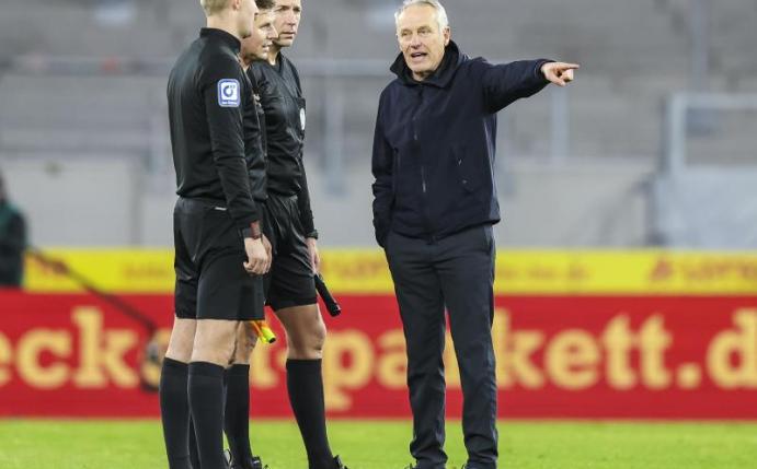 Freiburgs Trainer Christian Streich (r) sprach nach dem Spiel mit Schiedsrichter Frank Willenborg. Foto: Tom Weller/dpa