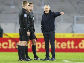 Freiburgs Trainer Christian Streich (r) sprach nach dem Spiel mit Schiedsrichter Frank Willenborg. Foto: Tom Weller/dpa Freiburgs Trainer Christian Streich (r) sprach nach dem Spiel mit Schiedsrichter Frank Willenborg. Foto: Tom Weller/dpa