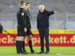 Freiburgs Trainer Christian Streich (r) sprach nach dem Spiel mit Schiedsrichter Frank Willenborg. Foto: Tom Weller/dpa