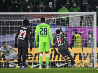 Omar Marmoush (r) verschoss auf aufreizend lässige Art einen Elfmeter. Foto: Swen Pförtner/dpa Omar Marmoush (r) verschoss auf aufreizend lässige Art einen Elfmeter. Foto: Swen Pförtner/dpa