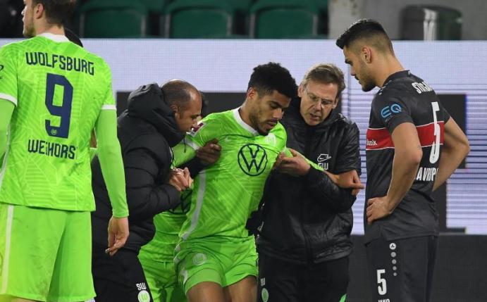 Wolfsburgs Paulo Otavio wird verletzt vom Platz begleitet. Foto: Swen Pförtner/dpa