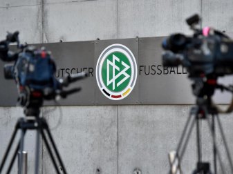 Der DFB soll in der Affäre um die WM 2006 jahrelang Dokumente vertuscht haben. Foto: Boris Roessler(Boris Roessler) Der DFB soll in der Affäre um die WM 2006 jahrelang Dokumente vertuscht haben. Foto: Boris Roessler(Boris Roessler)