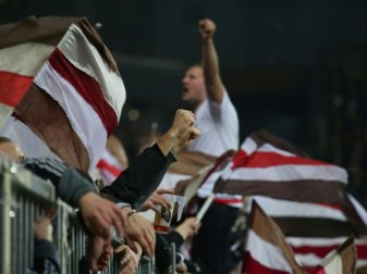 Die Fans zündeten rund um das Spiel mehrmals Pyrotechnik Die Fans zündeten rund um das Spiel mehrmals Pyrotechnik