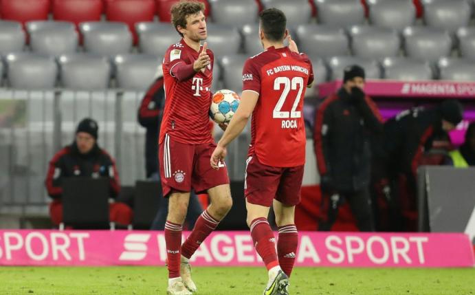 Marc Roca startet für die Bayern auf der Sechs