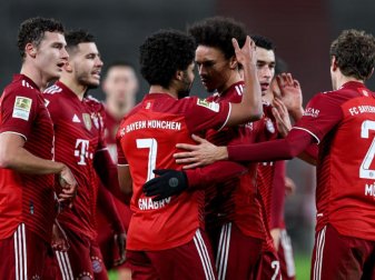 Bayerns Serge Gnabry (M, l) jubelt mit Leroy Sané und weiteren Mitspielern über seinen Treffer zur 2:0-Führung in Stuttgart. Foto: Tom Weller/dpa Bayerns Serge Gnabry (M, l) jubelt mit Leroy Sané und weiteren Mitspielern über seinen Treffer zur 2:0-Führung in Stuttgart. Foto: Tom Weller/dpa