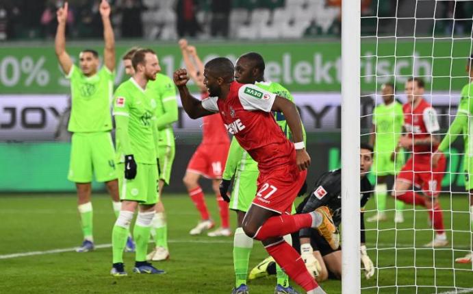 Stürmer Anthony Modeste (M) traf beim 3:2-Erfolg des 1. FC Köln beim VfL Wolfsburg doppelt. Foto: Swen Pförtner/dpa