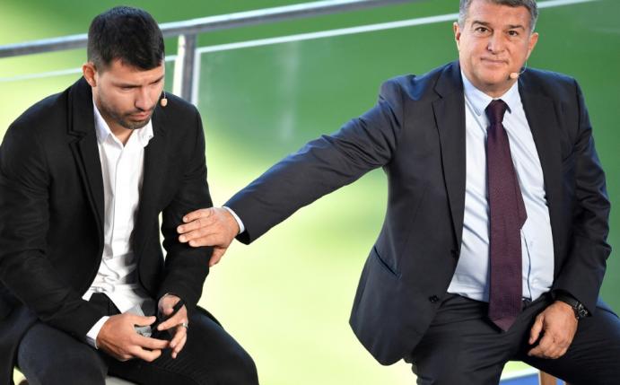 Sergio Agüero (l.) beendet seine Karriere