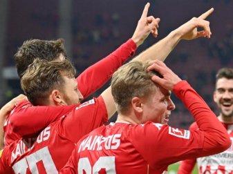 Das Klima beim Karnevalsclub stimmt wieder: Die Spieler vom FSV Mainz 05 feiern den 4:0-Sieg gegen Hertha BSC. Foto: Torsten Silz/dpa Das Klima beim Karnevalsclub stimmt wieder: Die Spieler vom FSV Mainz 05 feiern den 4:0-Sieg gegen Hertha BSC. Foto: Torsten Silz/dpa