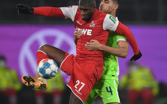 Kölns Anthony Modeste (l) setzt sich gegen Maxence Lacroix vom VfL Wolfsburg. Foto: Swen Pförtner/dpa