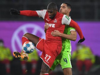 Kölns Anthony Modeste (l) setzt sich gegen Maxence Lacroix vom VfL Wolfsburg. Foto: Swen Pförtner/dpa Kölns Anthony Modeste (l) setzt sich gegen Maxence Lacroix vom VfL Wolfsburg. Foto: Swen Pförtner/dpa