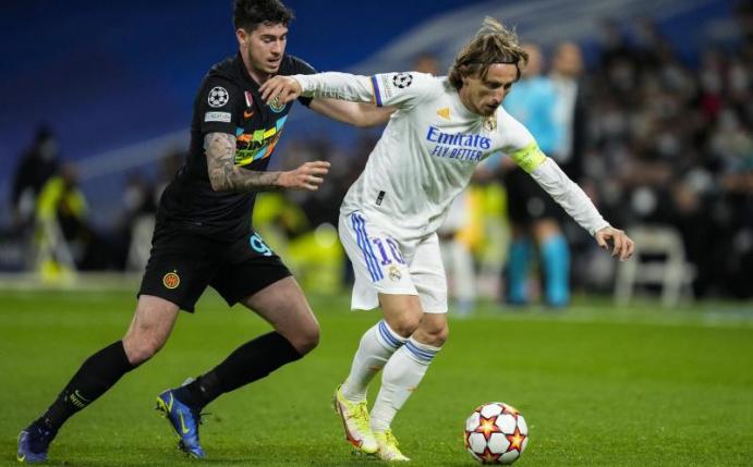 Wurde positiv auf das Corona-Virus gestestet: Luka Modric (r) von Real Madrid. Foto: Bernat Armangue/AP/dpa
