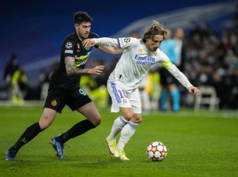 Wurde positiv auf das Corona-Virus gestestet: Luka Modric (r) von Real Madrid. Foto: Bernat Armangue/AP/dpa Wurde positiv auf das Corona-Virus gestestet: Luka Modric (r) von Real Madrid. Foto: Bernat Armangue/AP/dpa
