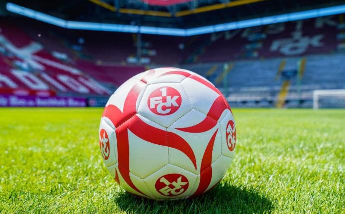 Ein Fußball mit der Aufschrift «1. FCK» liegt auf dem Spielfeld im Fritz-Walter-Stadion. Foto: Uwe Anspach/dpa