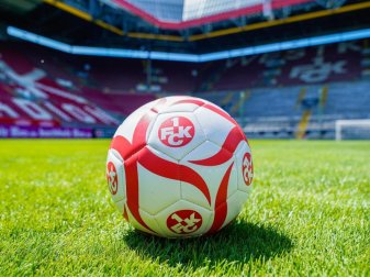 Ein Fußball mit der Aufschrift «1. FCK» liegt auf dem Spielfeld im Fritz-Walter-Stadion. Foto: Uwe Anspach/dpa Ein Fußball mit der Aufschrift «1. FCK» liegt auf dem Spielfeld im Fritz-Walter-Stadion. Foto: Uwe Anspach/dpa