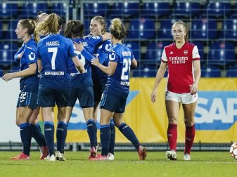 Hoffenheims Torschützin Jula Brand (3.v.r.) jubelt mit Mannschaftskolleginnen über das Tor zum 1:0. Foto: Uwe Anspach/dpa Hoffenheims Torschützin Jula Brand (3.v.r.) jubelt mit Mannschaftskolleginnen über das Tor zum 1:0. Foto: Uwe Anspach/dpa